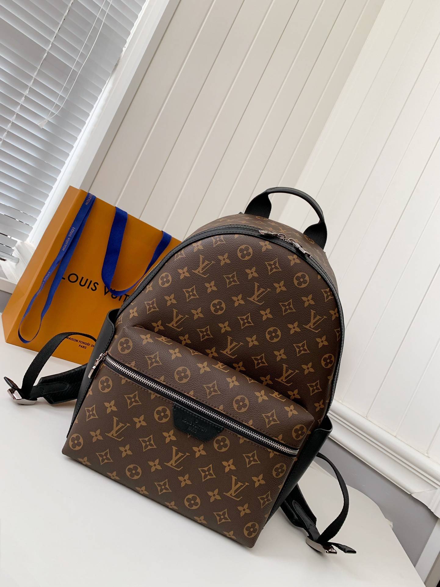 L*V 24s New DISCOverY Small Backpack M46684, Top Quality   ?Size: 29 * 38 * 20cm