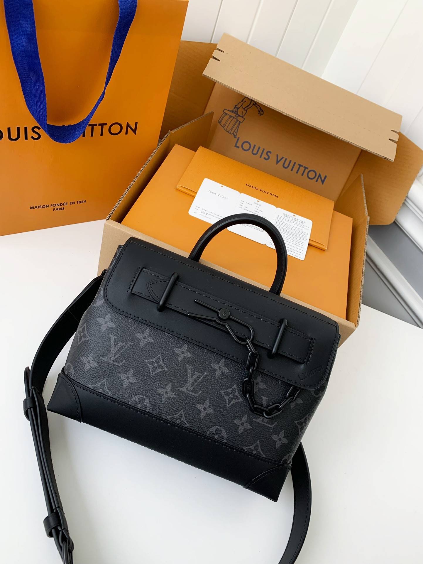 L*V's new Sac Plat Horizontal Zippé men's black flower briefcase M45165 Size: 31*39*8.5cm