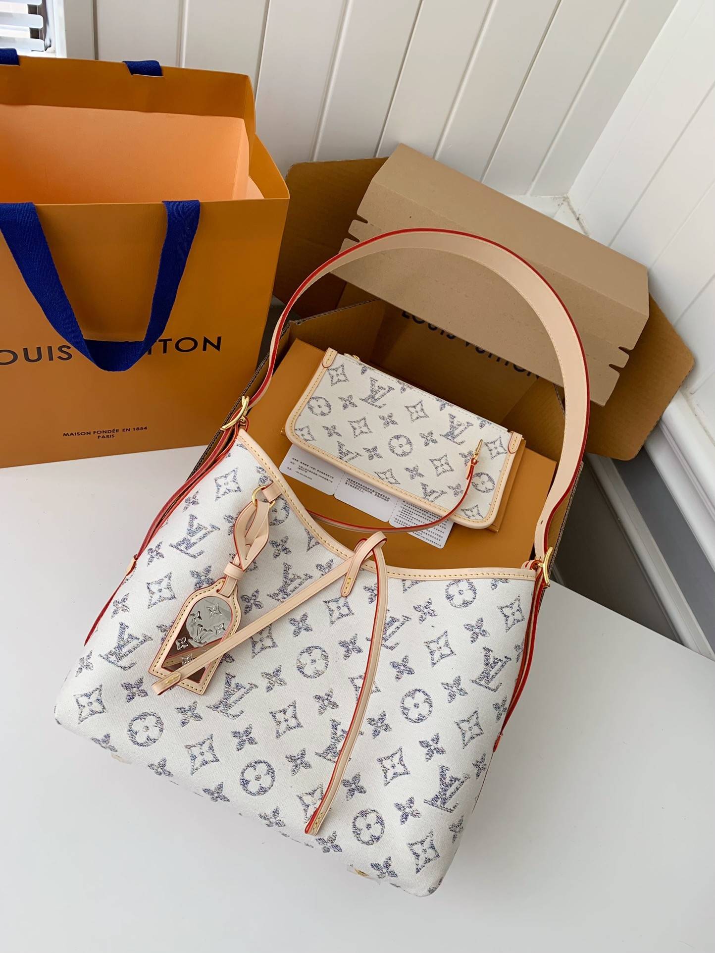 L*V Carryall small handbag M24707  Size：29*24*12cm