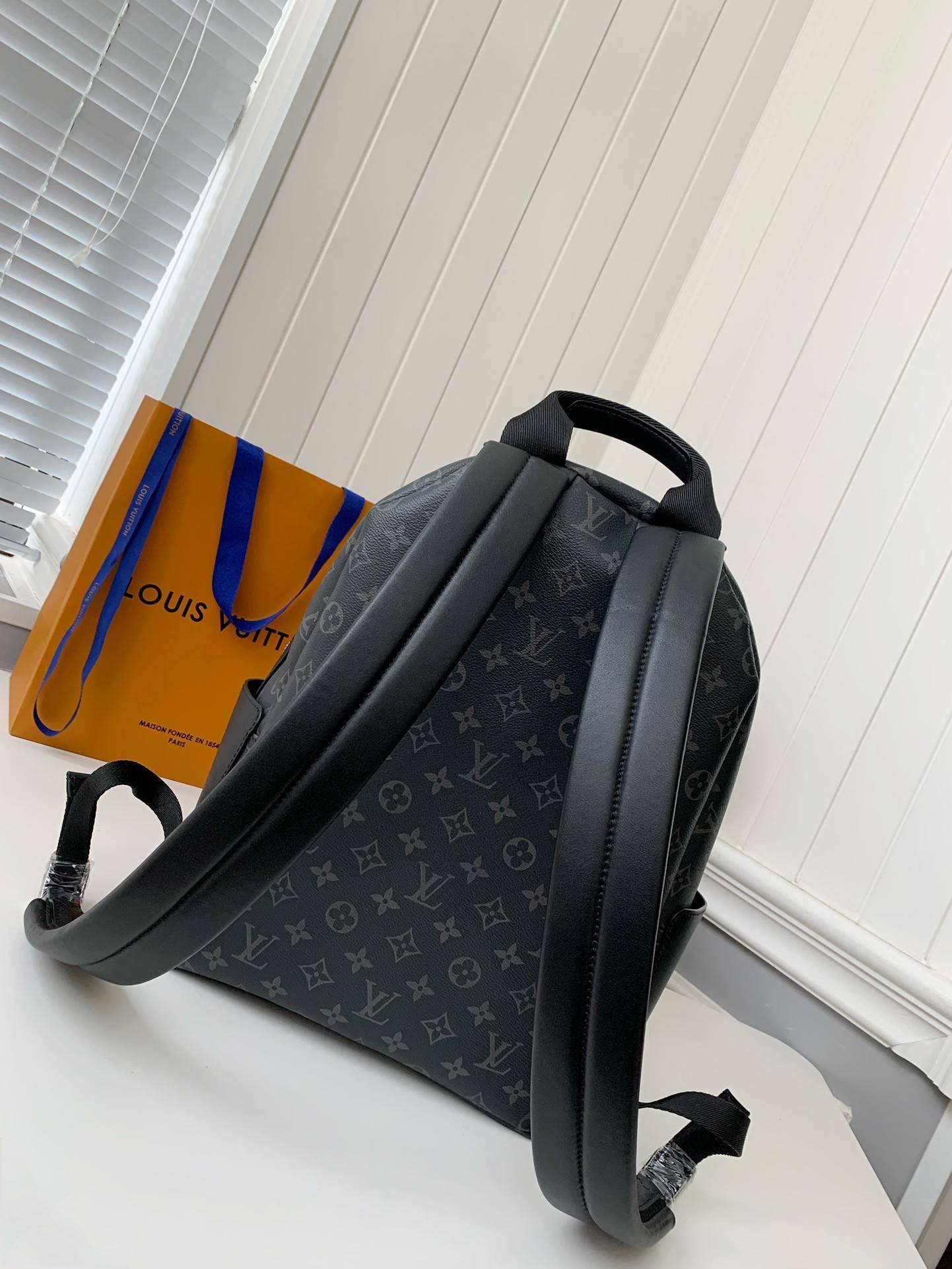 L*V 24s New DISCOverY Small Backpack M20558, Top Quality Size: 29 * 38 * 20cm
