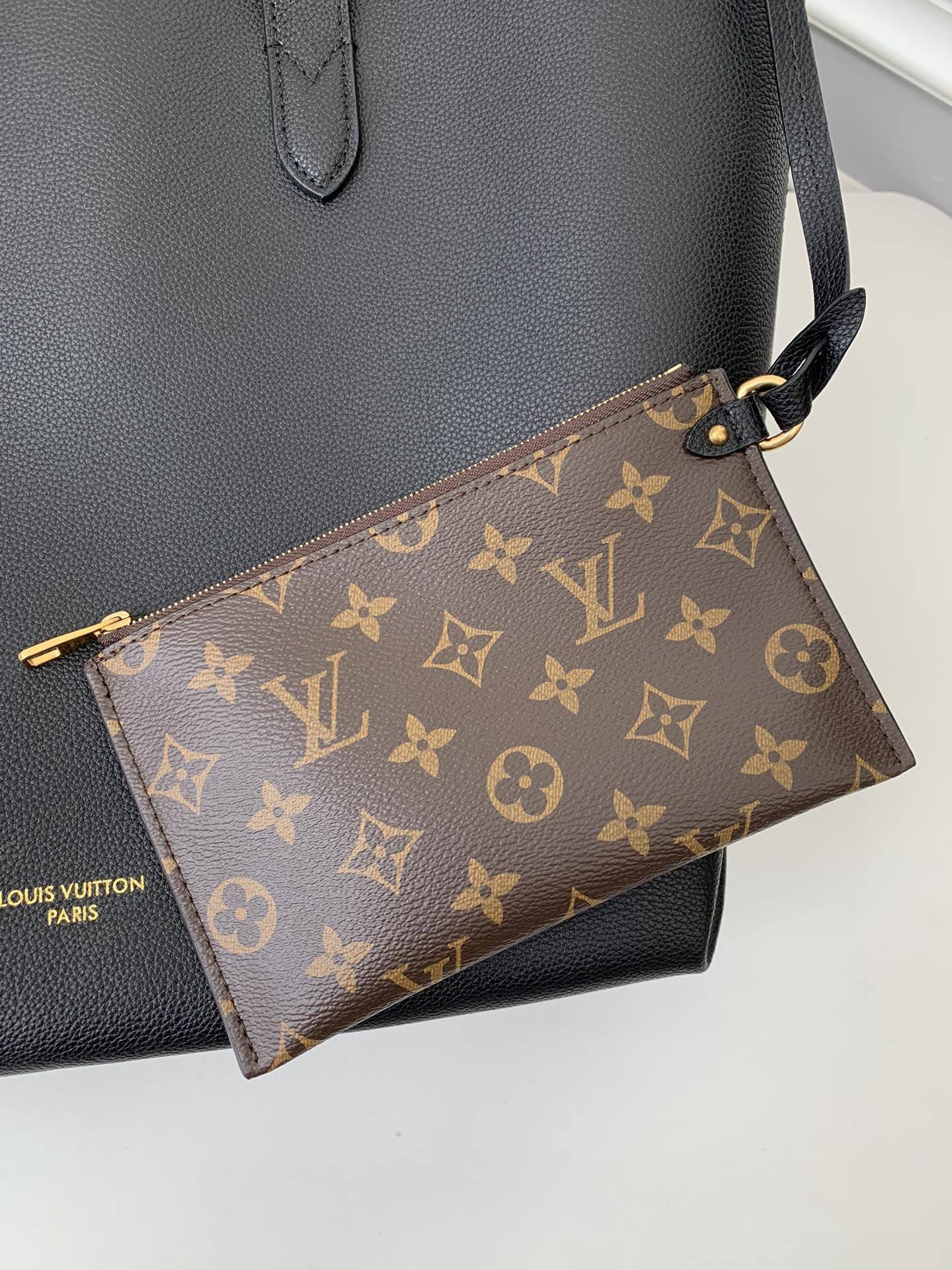 L*V Low Key Cabas Mid -number Handbag M25343 Size: 30*14*47cm
