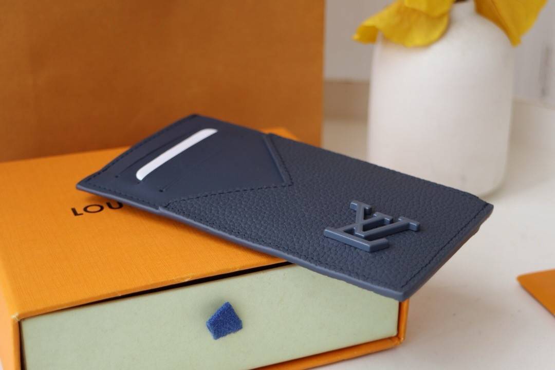 L*V card bag