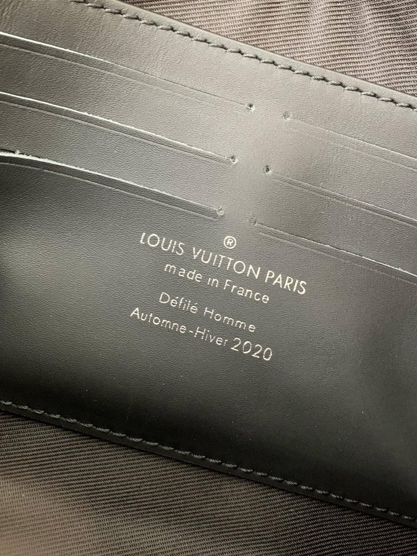 L*V's new Sac Plat Horizontal Zippé men's black flower briefcase M80224 Size:  22.5*14*5cm