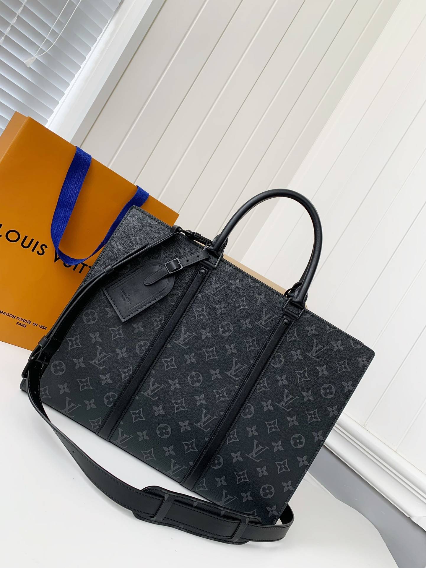 L*V's new Sac Plat Horizontal Zippé men's black flower briefcase M45165 Size: 31*39*8.5cm