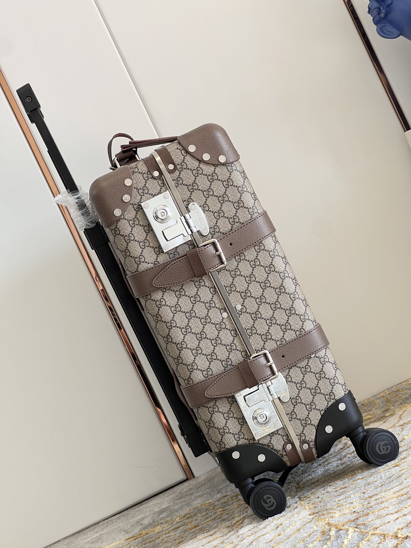 G*u*i suitcase/trolley case f901 retro size 20 inches