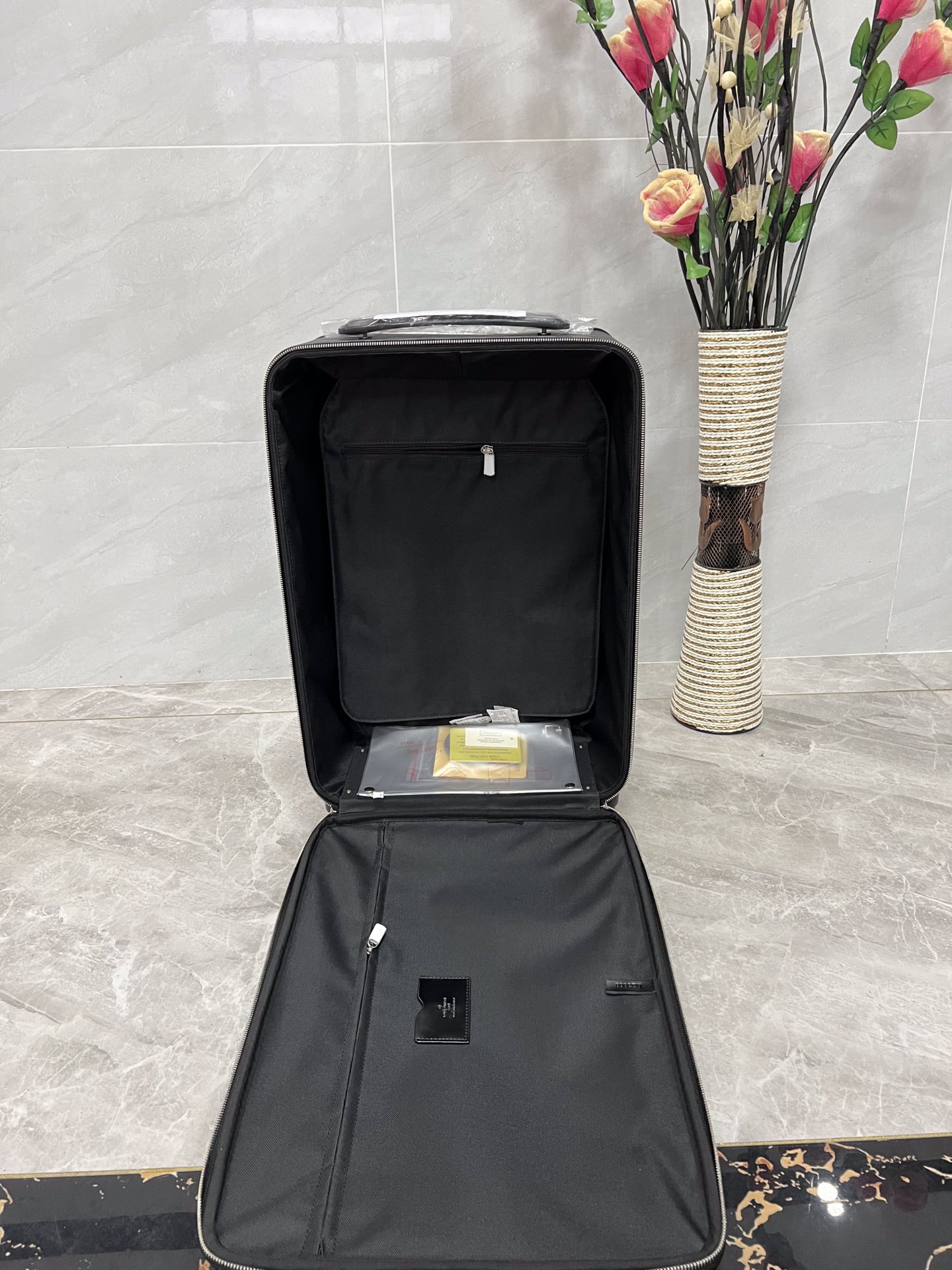 G*u*i luggage/original leather gf4343 size: 20 inches