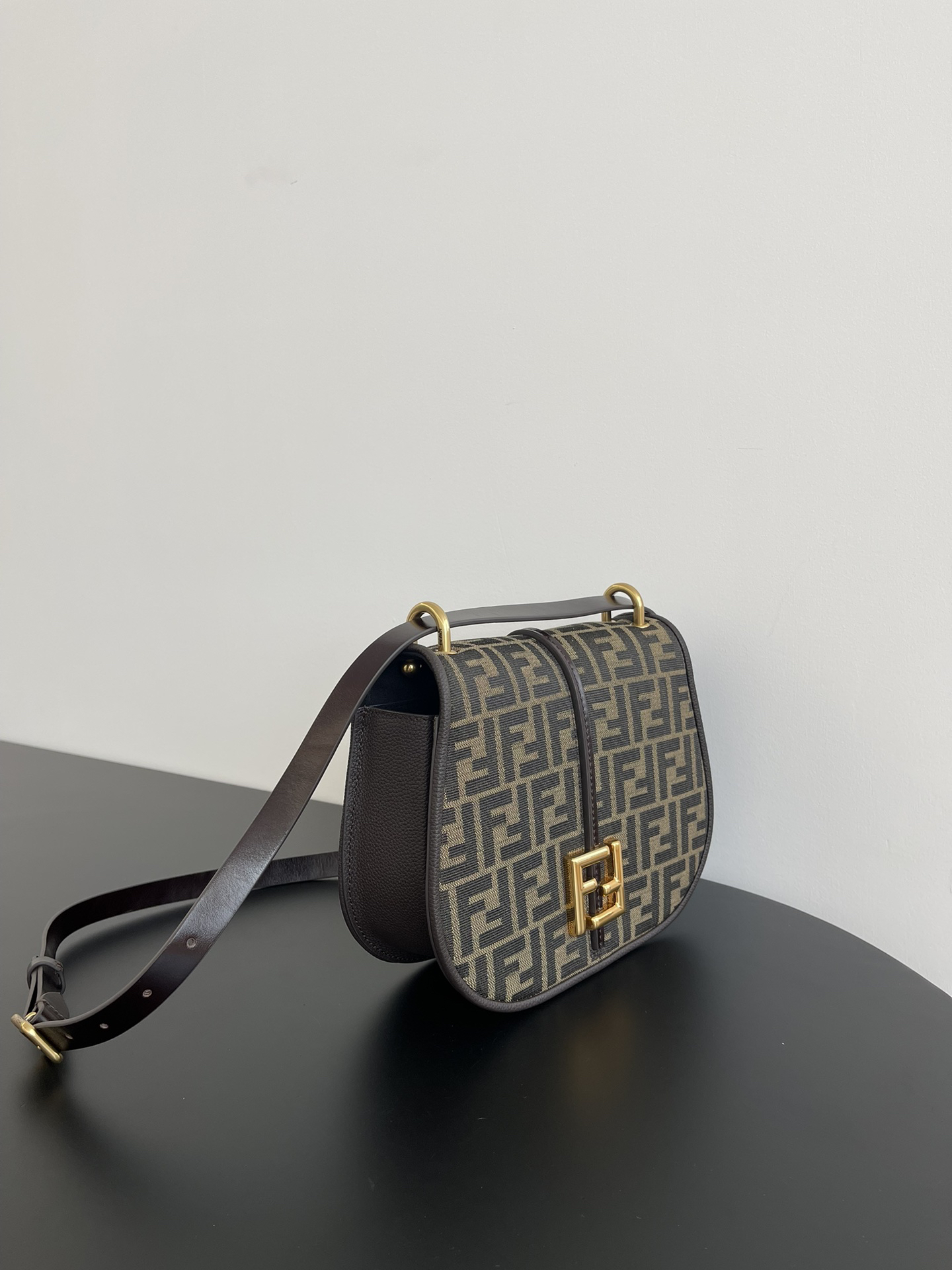 Fendi medium old flower retro classic bag saddle bag saddle bag size: 25x7x20