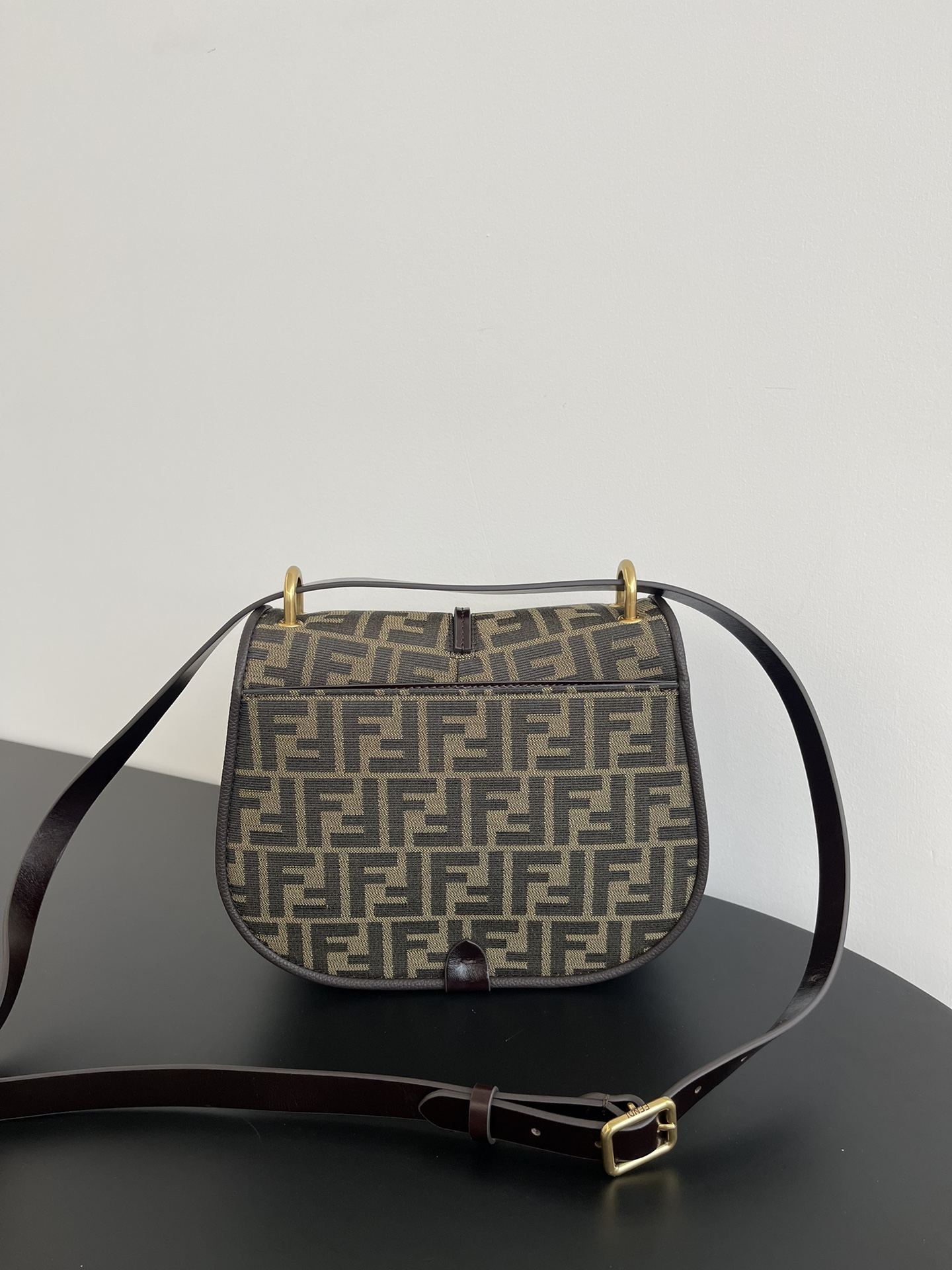 Fendi medium old flower retro classic bag saddle bag saddle bag size: 25x7x20