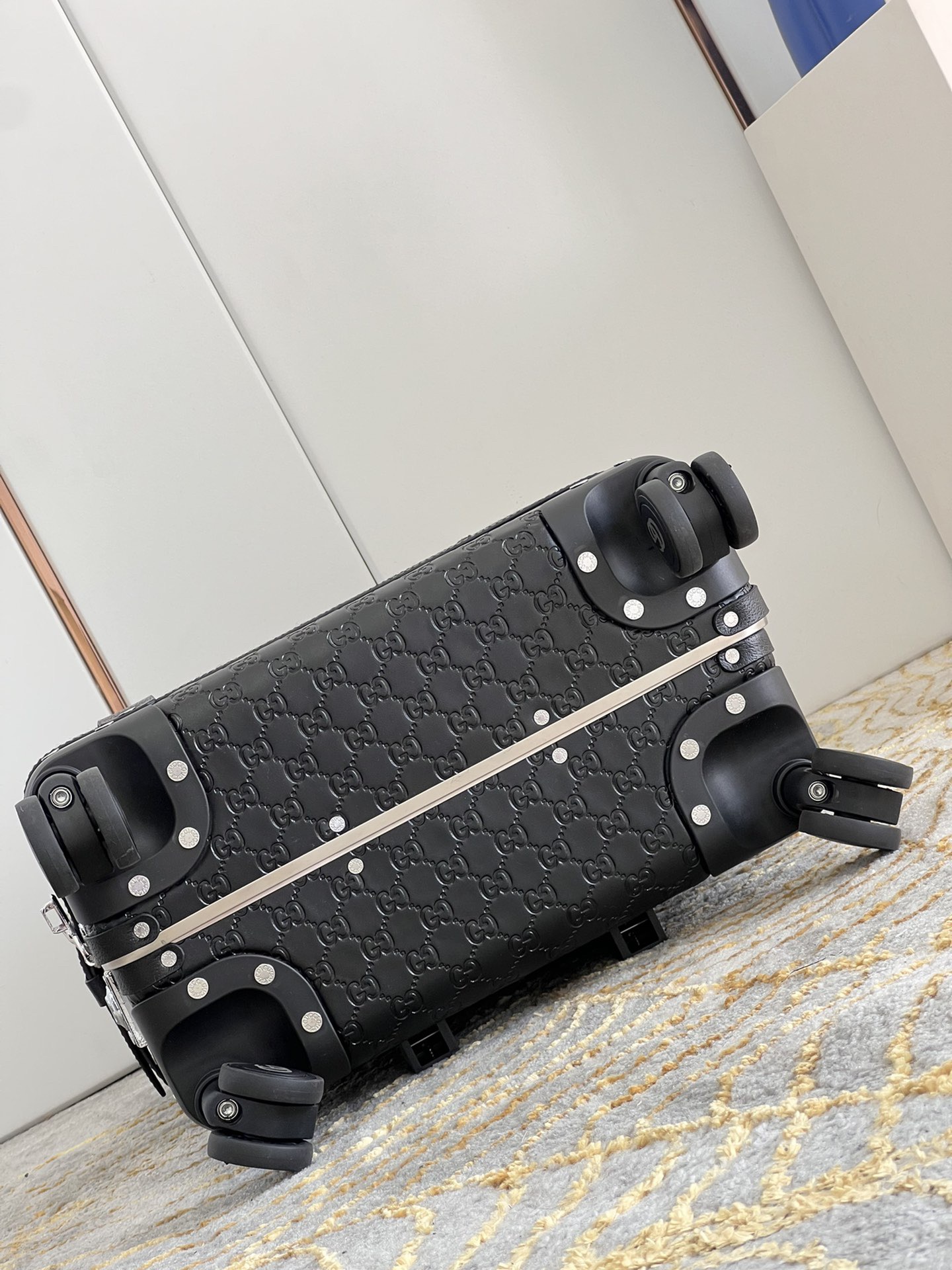 G*u*i suitcase/trolley case f905 retro size 20 inches