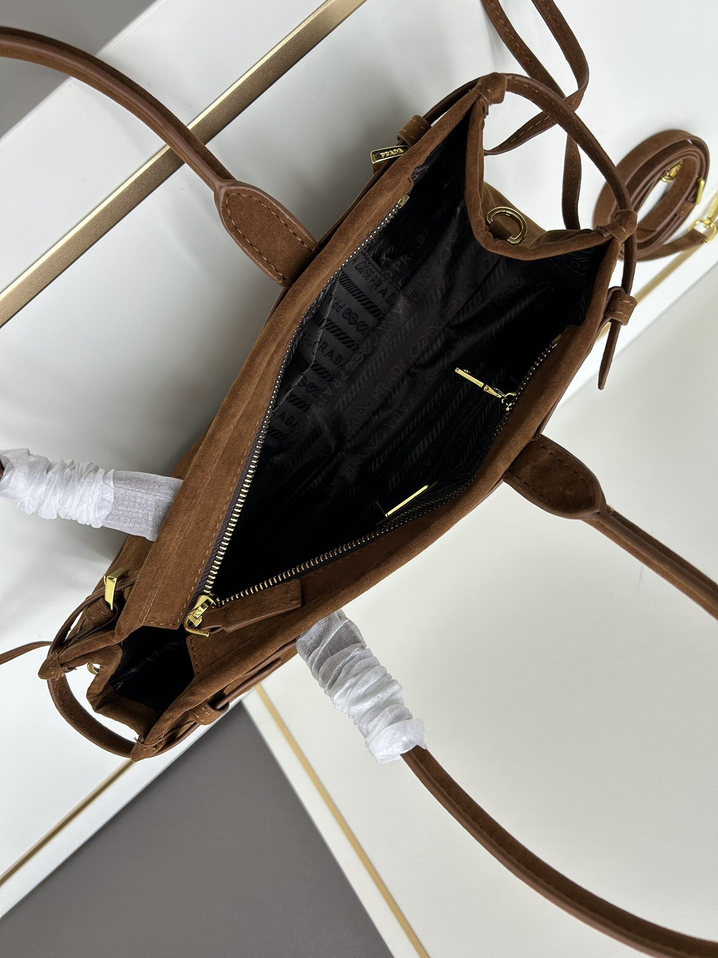 Prada matte size 32x15x11, style number 2452 [ADA new product] retro style, black waxed leather, the new favorite handbag!