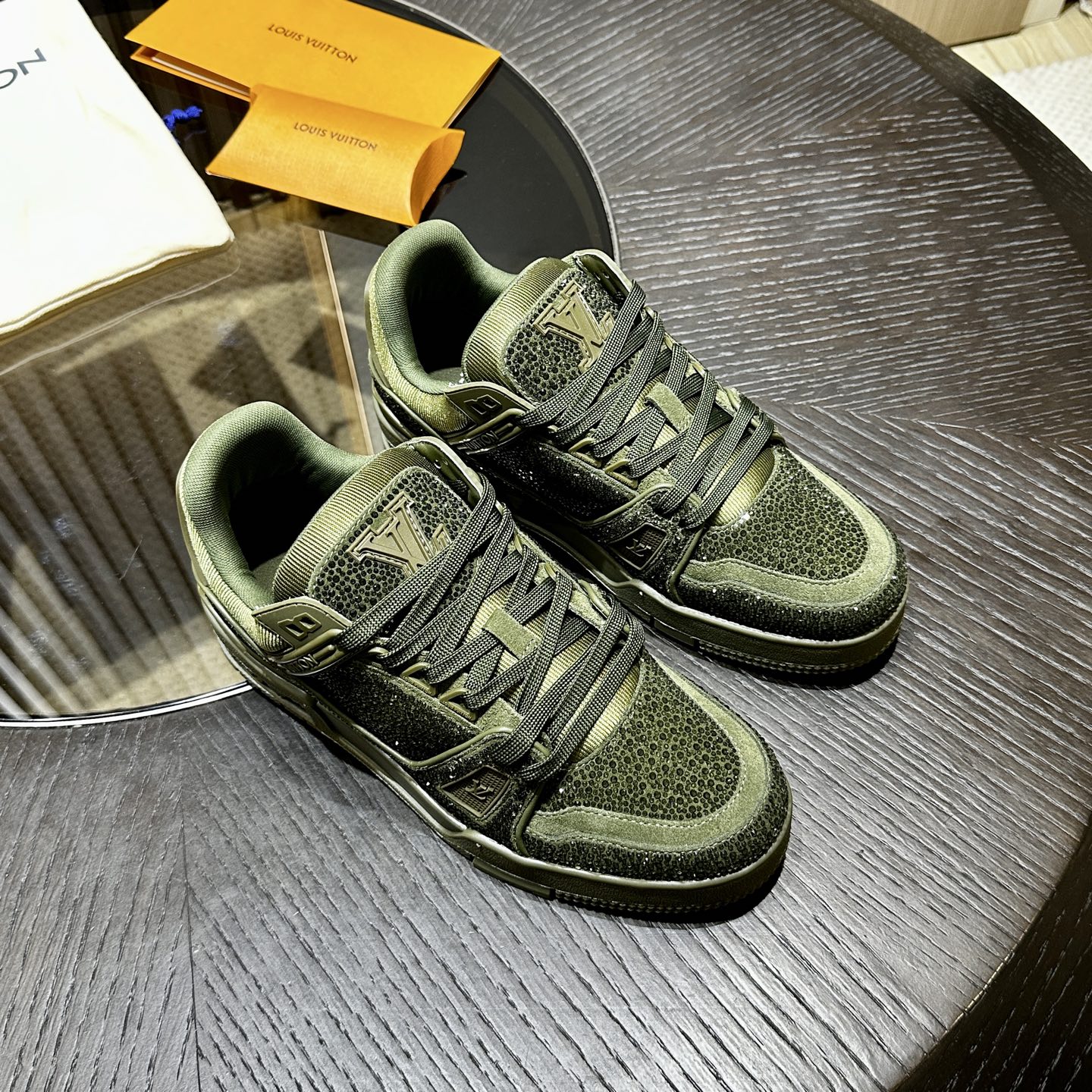 L*V TRAINER Sneakers
